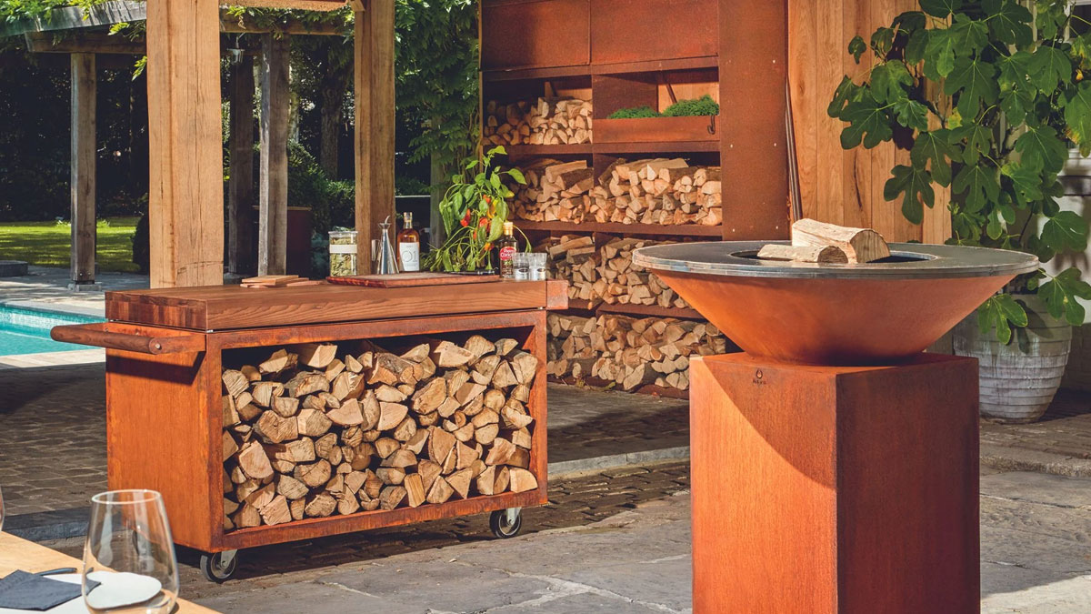 Barbecue en acier Corten dans un jardin au Portugal