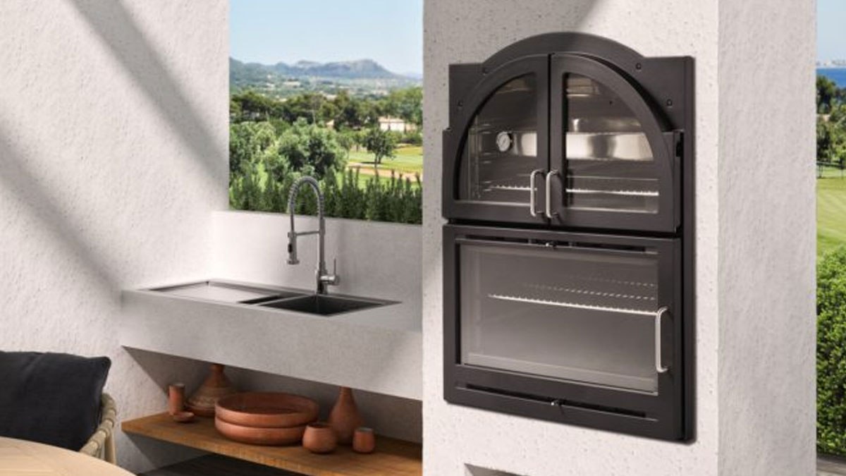 Barbecue encastrable avec four dans un espace extérieur